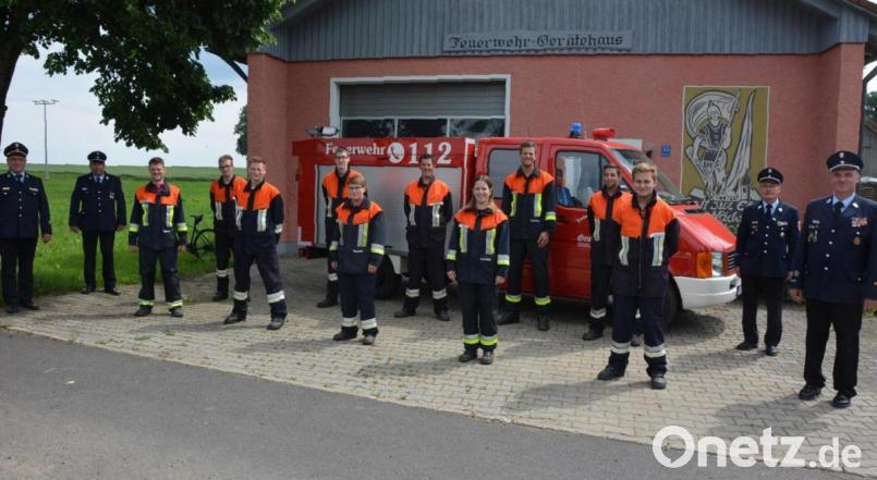 Die erfolgreichen Großensterzer Brandschützer mit (von links) Kreisbrandinspektor Stefan Gleißner, Kreisbrandmeister Florian Trißl und Kommandant Andreas Meierhöfer sowie (von rechts) Kreisbrandmeister Wolfgang Wedlich und dem früheren Kreisbrandmeister Albert Fröhlich. Bild: jr