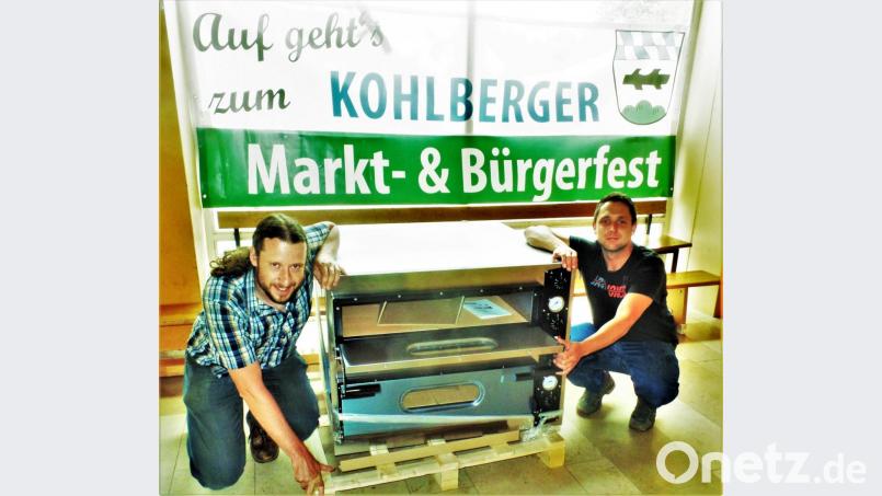Christopher Oppenkowski (rechts) und Michael Lehner, die Vorstände der Vereinsgemeinschaft Kohlberg, schauen in die Röhre. Aber nur in die des neu angeschafften Pizzaofens. Der kann auf zwei Ebenen bald acht Pizzen gleichzeitig brutzeln lassen und soll auch beim Markt- und Bürgerfest am 17. Juli 2022 hungrige Gäste zufriedenstellen. Bild: jml