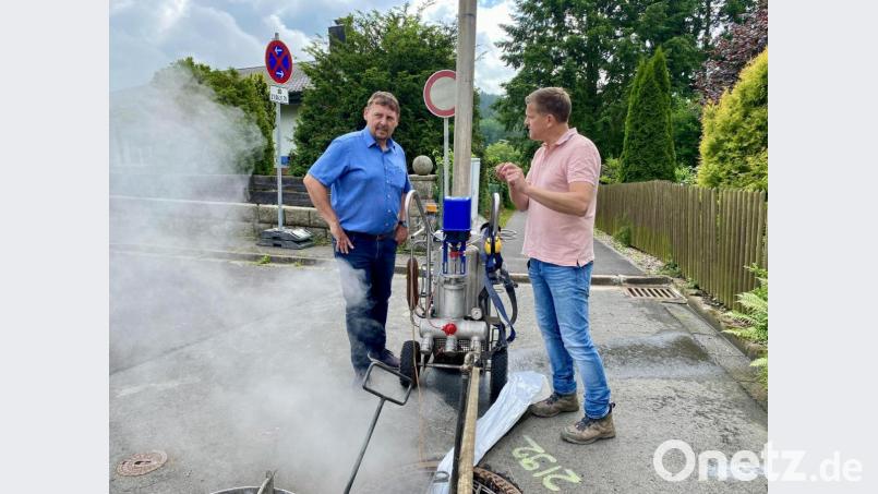 Bürgermeister Markus Ludwig (links) und Ingenieur Jürgen Wolfrum vor dem Dampfgenerator, mit dessen Hilfe der Liner in den alten Rohren aushärtet. Bild: Eichl