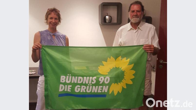 Neue Ortssprecherin der Kastler Grünen ist Ines Riedl (links), der ihr scheidender Vorgänger Walter Schöberlein (rechts) gratuliert. Bild: Yvonne Rösel/exb