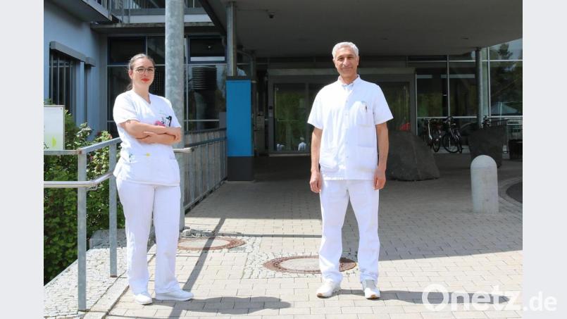 Dr. Mohsen Farsijani (rechts) gratuliert Tünde Ghiurcuta-Iuhasz (links) zur bestandenen Facharztprüfung. Bild: Klinikum Fichtelgebirge/exb