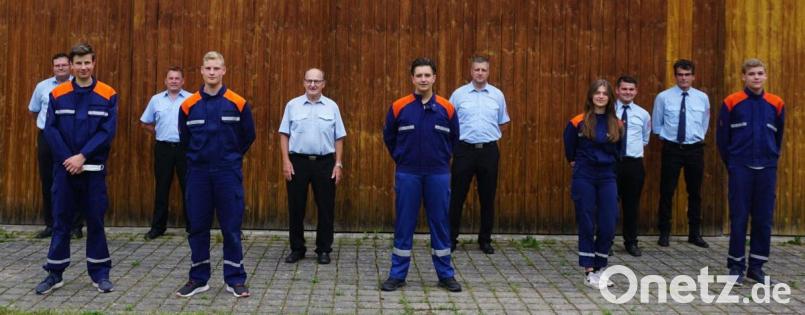 Die Ausbilder der Feuerwehr Allersburg-Berghausen freuen sich, dass alle Teilnehmer den Wissenstest gemeistert haben. Stellvertretend gratulieren Kreisbrandinspektor Hubert Blödt (Fünfter von links) und Kommandant Andreas Lindner (Fünfter von rechts) Bild: bö