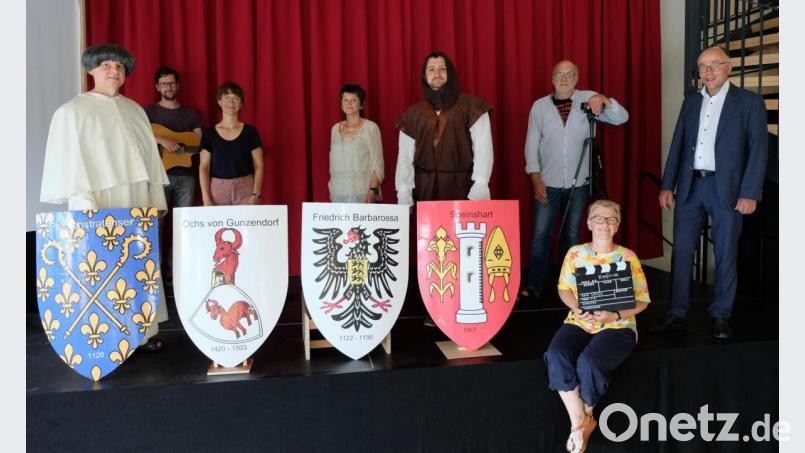 &quot;Klappe auf&quot; heißt es derzeit für das Team des Kopfnuss-Theaters. Unter dem Titel &quot;Inmitten Dazwischen&quot; bereiten sich die Akteure im Gemeindezentrum Speinshart auf das Mysterienspiel aus Anlass des 875-jährigen Jubiläums Kloster und Klosterdorf Speinshart vor. Unser Bild zeigt einen Teil der Gruppe mit Autorin Carmen Traßl (sitzend mit Filmklappe) und Bürgermeister Albert Nickl (re) Bild: do