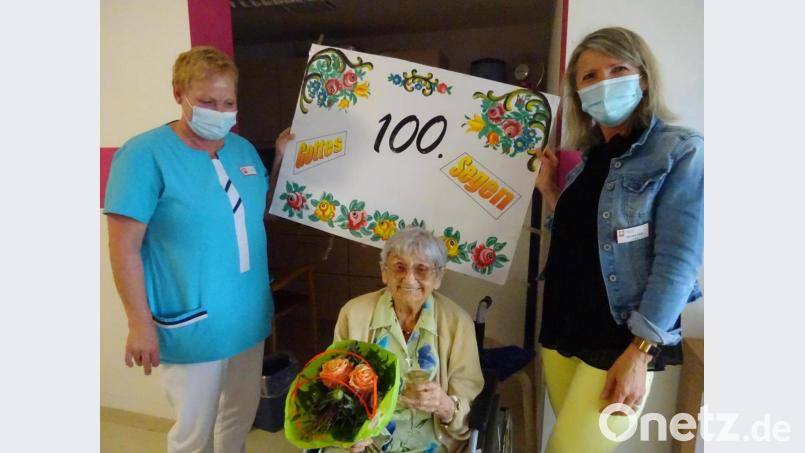 Barbara Utz an ihrem 100. Geburtstag mit (stehend, von links) Pflegedienstleiterin Gabriele Eckl und Heimleiterin Marina Fink. Bild: Hermann Sebald/exb