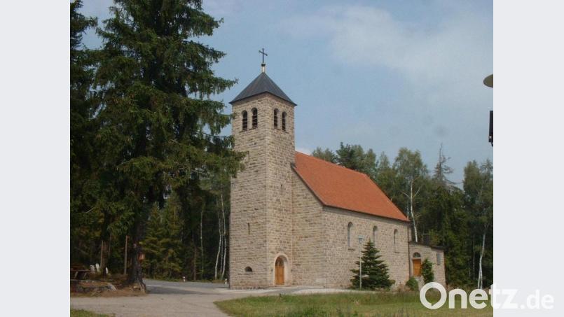 Die Gläubigen feiern am Samstag das Patrozinium der Peterskirche in Wäldern. Bild: Holger Popp