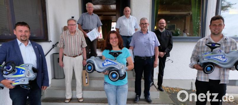 Langjährige Treue zur Verkehrswacht und Losgewinner erfuhren Lob, Dank und Anerkennung (von links): Markus Ludwig, Franz Schmola, Karl Meiler, Nicole Wettinger, Tobias Wirth, Karl Lukas, Landrat Andreas Meier und Maximilian Kallmeier. Bild: le
