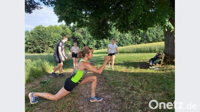Kerstin Birner (im Vordergrund) betreut als Übungsleiterin SpVgg Pfreimd den &quot;Challenge Run&quot; und sorgt dafür, dass sich die Teilnehmer in der ersten Gruppe gut aufwärmen. Mit dem Konzept von Andrea Lorenz kann die Abteilung Turnen in der Pandemie das perfekte Training in der Natur bieten. Bild: bl