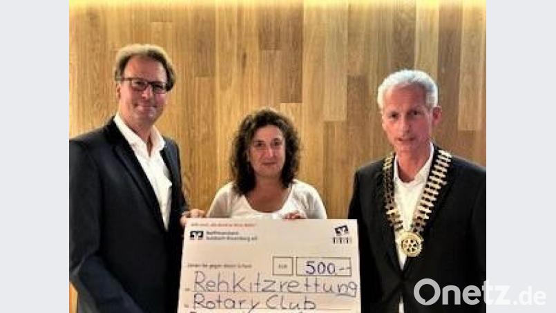Gemeinsam überreichen der scheidende Präsident Christian Wiegard (rechts) und sein Nachfolger Marko Reiter eine Spende von 500 Euro an die Vorsitzende des Vereins Rehkitzrettung Amberg-Sulzbach, Susanne Kunisch. Bild: no