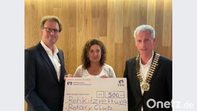 Gemeinsam überreichen der scheidende Präsident Christian Wiegard (rechts) und sein Nachfolger Marko Reiter eine Spende von 500 Euro an die Vorsitzende des Vereins Rehkitzrettung Amberg-Sulzbach, Susanne Kunisch. Bild: no