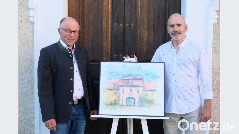 Bürgermeister Albert Nickl freut sich über Bildmotive aus dem Klosterdorf. Eines der vielen Kunstwerke zeigt das Nordtor-Anwesen des Klosterhofes, ein Aquarell von Johannes Janner Bild: do