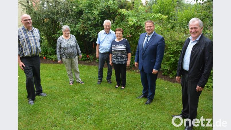 Helga Haberkorn (Mitte) feiert an diesem Donnerstag ihren 80. Geburtstag. Dazu gratulierten neben Ehemann Karl (Dritter von links) auch die beiden stellvertretenden KAB-Vorsitzenden Renate Ziegler und Norbert Häckl (von links), TuS-Präsident Anton Bauernfeind (rechts) und Bürgermeister Stefan Grillmeier. Bild: jr
