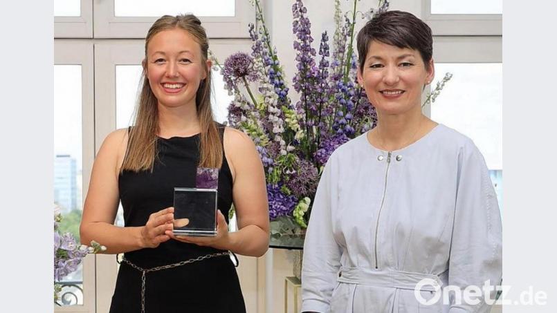 Maria Obermeier (links) mit dem „She succeeds“-Award. Den Preis verlieh ihr Jasmin Arbabian-Vogel (rechts), die Präsidentin des Verbandes deutscher Unternehmerinnen. Bild: Pedro Becerra