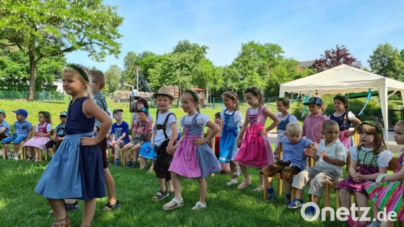 Wie die großen Kirwaleit marschierten die Mädchen und Buben von St. Vitus zum Baumaustanzen bei ihrer eigenen Kirwa ein. Bild: ads