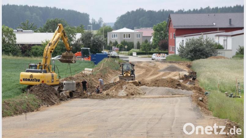 Die alte Asphaltdecke ist bereits verschwunden: Die Arbeiten für den Ausbau der Gemeindestraße vom Oberviechtacher Industriegebiet West (im Hintergrund) bis zum Ortsteil Hof laufen seit Ende Mai. Bild: frd