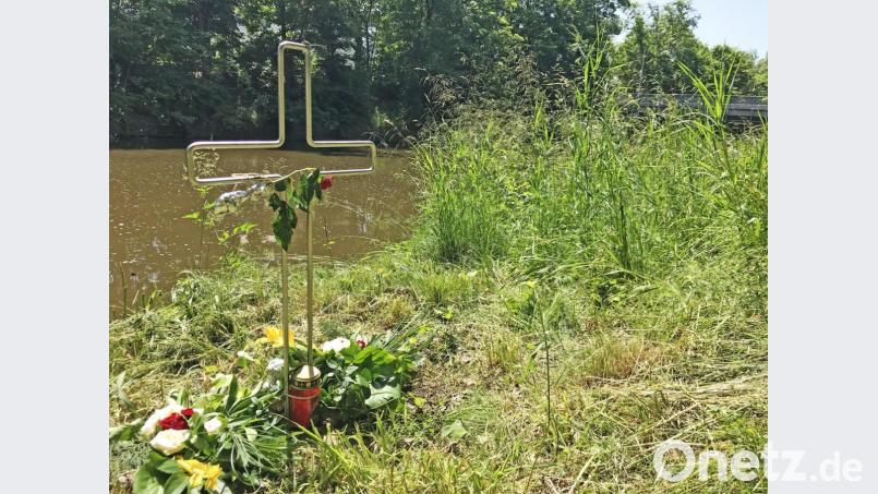Frische Blumen am Ufer der Stelle, wo Moritz G.s Leben im Wasser zu Ende ging. Seine Begleiter wollen ihn in der Todesnacht dort schwimmen gesehen haben, Gutachter behaupten, dass er dazu wegen Alkohol und einer Droge nicht mehr in der Lage gewesen sei. Bild: Gabi Schönberger