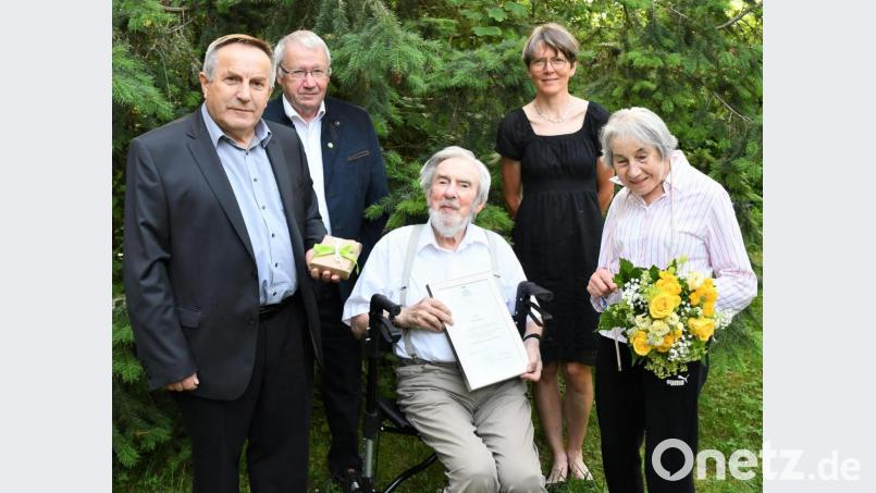 Pfarrer Eduard Kroher (links) überbrachte Josef Dotzler (sitzend) im Auftrag von Bischof Rudolf Voderholzer die Bischof-Johann-Michael-von-Sailer-Medaille. Mit auf dem Bild (von links) Kirchenpfleger Alfred Schorner, Pfarrgemeinderatssprecherin Kerstin Püschl sowie die Lebensgefährtin des Geehrten, Lieselotte Schindler. Bild: sche