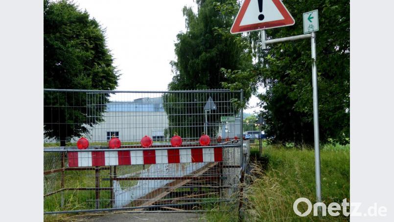 Die Brücke über die Waldnaab bei Pirkmühle ist gesperrt. Hier führt eigentlich der Naabtal-Radweg weiter. Doch dahinter liegt das Firmengelände von Constantia Hueck Folien. Bild: fsb