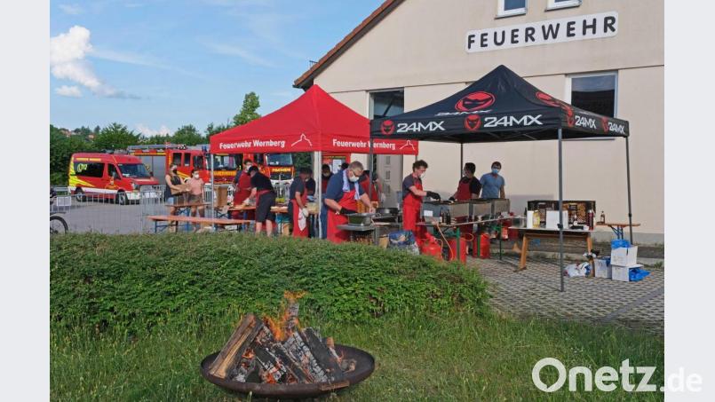 Die vorbereiteten &quot;Wern-Burger&quot; und Bratwurstsemmeln der Feuerwehr Wernberg fanden reißenden Absatz Bild: twi