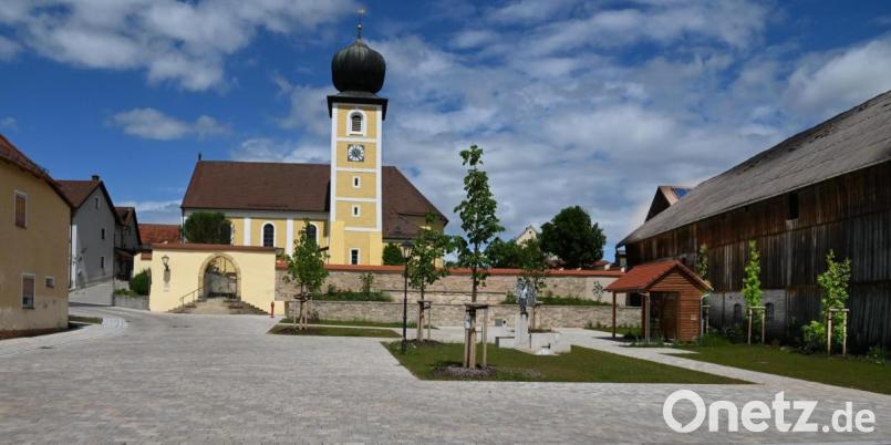 Gut 300 000 Euro an Restkosten sind im laufenden Haushalt der Gemeinde Poppenricht für den neuen Dorfplatz eingestellt. Fehlen nur noch die Ruhebänke, dann sind sämtliche Arbeiten abgeschlossen. Bild: gf