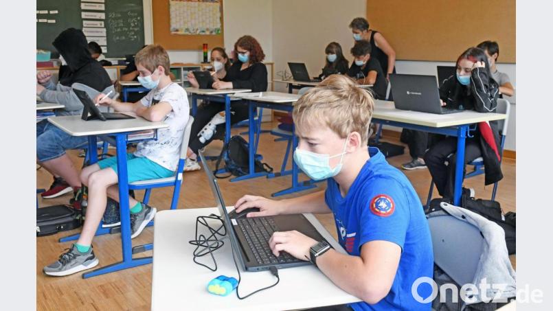 Die Achtklässler der St.-Felix-Schule in Neustadt/WN arbeiten im Unterricht mit Laptops. Das Sonderpädagogische Förderzentrum hat aktuell insgesamt 45 Tablets und 33 Laptops für die Buben und Mädchen. Bild: Gabi Schönberger