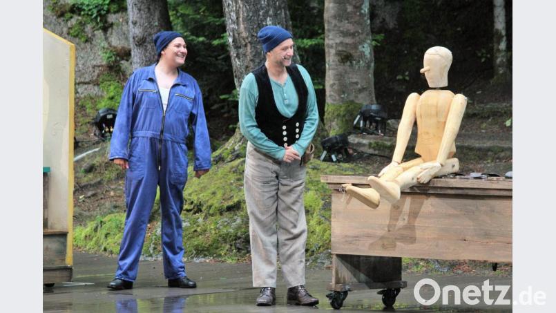 Einen Prachtkerl aus Holz hat Geppetto (Leon van Leeuwenberg) geschaffen - und unterstreicht dies gesanglich mit "Ein Sohn, der perfekt ist". Bild: stg