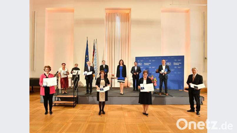 Die Ordensträgerinnen und -träger aus Unterfranken, Mittelfranken, Oberfranken und der Oberpfalz zusammen mit Landtagspräsidentin Ilse Aigner sowie Dr. Annemarie Schraml (Dritte von links) sowie (vordere Reihe, Zweite von links) Marlene Mortler. Mit der EU-Parlamentarierin aus dem Nürnberger Land steht die frühere Chefärztin wegen des "Feuerkinder"-Projekts in Kontakt. Bild: Bayerischer Landtag, Rolf Poss/exb