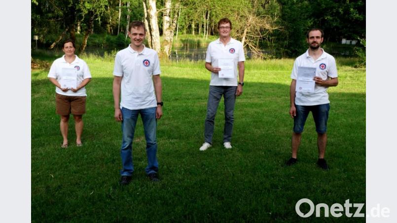 Der bisherige Vorsitzende Michael Zimmerer (Zweiter von links) ehrte Miriam Schmid, Josef Ditschek und Florian Weber für ihre Treue zur Ortsgruppe der Wasserwacht. Bild: bkr