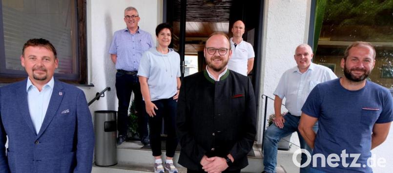 Weiter in den freiwilligen Dienst der Verkehrswacht stellen sich (von links) zweiter Vorsitzender Markus Ludwig, Beisitzer Karl Lukas, Beisitzerin Karin Lachnit, Vorsitzender Landrat Andreas Meier, Beisitzer Armin Wildenauer, Beisitzer Tobias Wirth und Schriftführer Jürgen Biller. Bild: le
