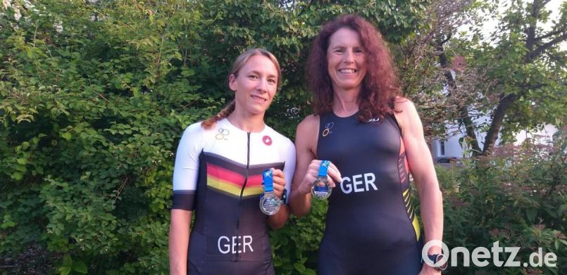 Triathletin Heike Uhl (links) und „Aquabikerin“ Gabi Keck halten ihre Silbermedaillen in der Hand. Die beiden für CIS Amberg startenden Sulzbach-Rosenbergerinnen wurden bei der Challenge Walchsee jeweils Zweite. Bild: Samuel Keck/exb