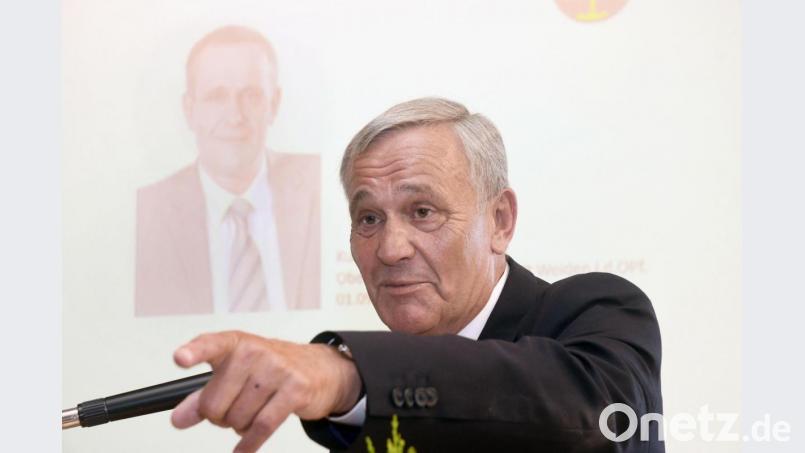 Da geht&#039;s lang: Kurt Seggewiß kann es irgendwie noch nicht ganz lassen. Bild: Gabi Schönberger