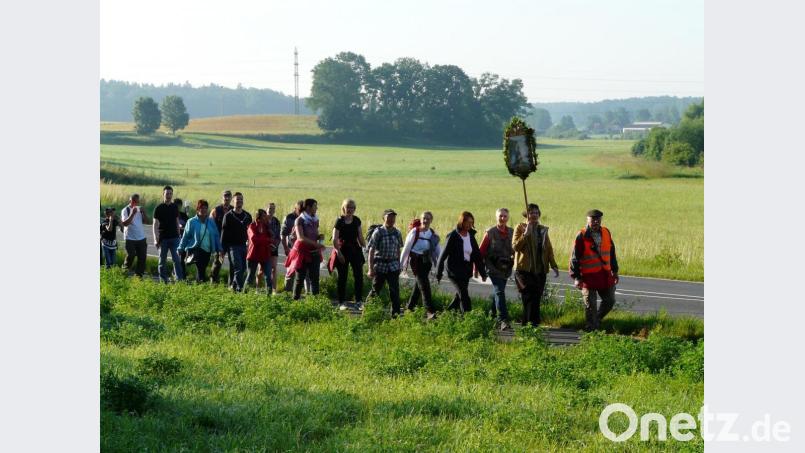 Etwa 100 Gläubige machten sich auf den Weg zum Maria-Hilf-Berg. Bild: Andreas Ringelstetter/exb