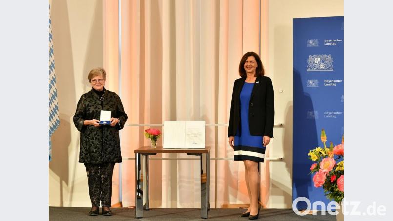 Dr. Annemarie Schraml mit Landtagspräsidentin Ilse Aigner (von links) bei der Ordensverleihung. Bild: Bayerischer Landtag, Rolf Poss/exb