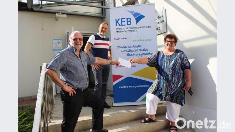 Bei der Spendenübergabe (von links): Sebastian Sonntag, Christian Irlbacher und Karin Borchers. Bild: KEB Amberg-Sulzbach/exb