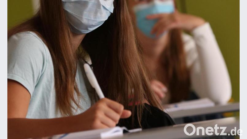 Auch an den heißen Sommertagen müssen die Kinder an weiterführenden Schulen eine Maske tragen. Symbolbild: Karl-Josef Hildenbrand