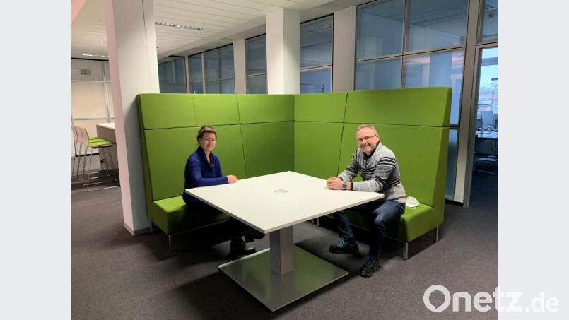 Arbeiten an Empfehlungen zur inklusiven Sprache: Theresa Bühl aus der Amberger Personalabteilung von Siemens im Gespräch mit ihrem Kollegen Werner Ahles, Schwerbehindertenvertreter am Standort. Bild: Siemens