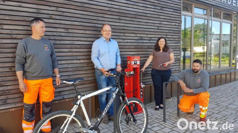 Inbetriebnahme der beiden innovativen Radreparaturstationen in Schwarzenbach. Bild: Bernd Przetak/exb
