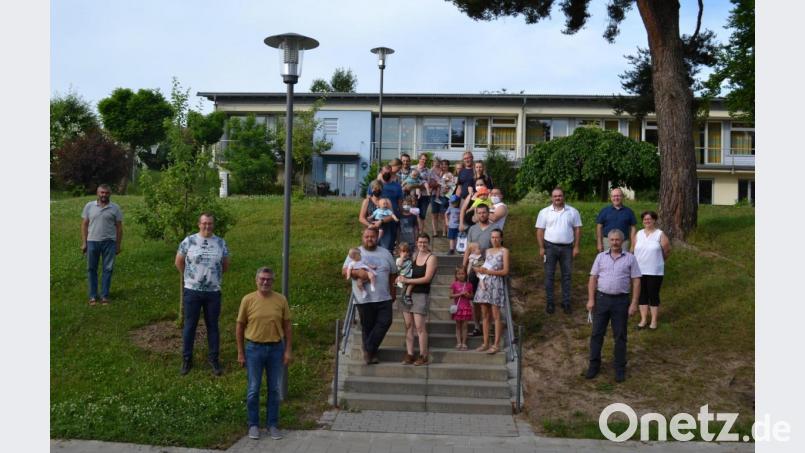 Bild zeigt Bürgermeister Reiner Gäbl, Stiftungsvorstand Hans Zierer, Mitglieder des Hauptausschusses und die Familien Bild: Markt Eslarn/exb