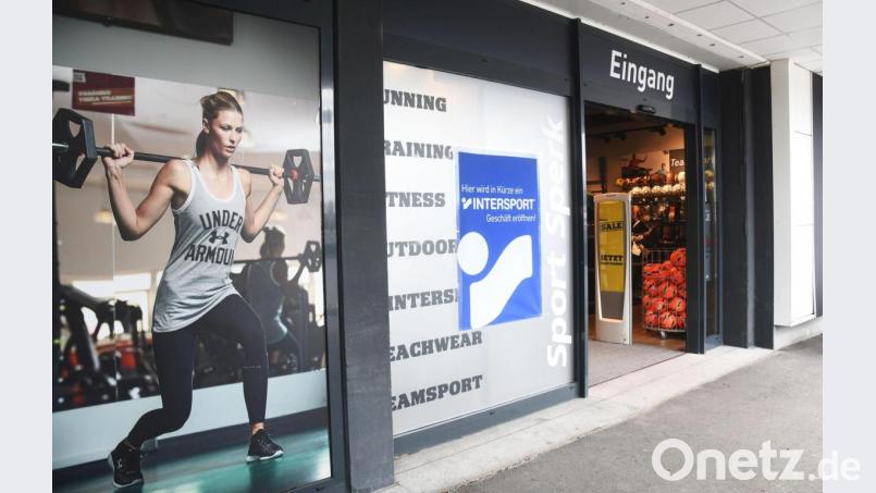 Erste Schilder deuten auf die Veränderung hin: Aus Sport Sperk in Weiden wird bald Intersport. Bild: Gabi Schönberger