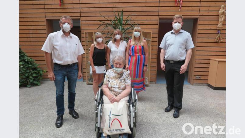 Nicht nur ihre Töchter Ingrid und Simone und ihre Enkeltochter Katharina (hinten von links), sondern auch Stadtpfarrer Thomas Kraus (rechts) und zweiter Bürgermeister Hermann Schraml (links) gratulierten Margaretha Petter zu ihrem 85. Geburtstag. Bild: jzk