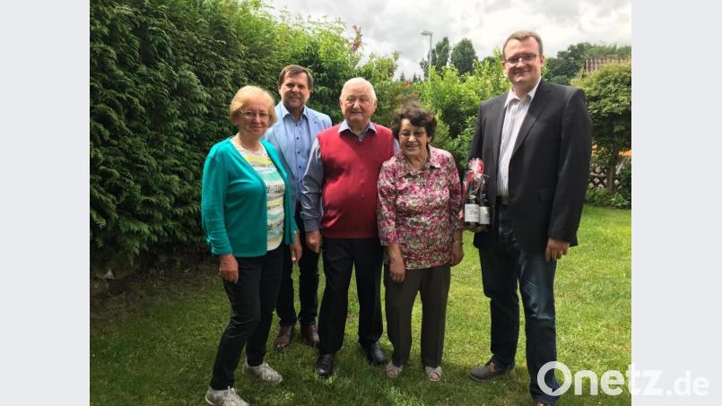 Gratulationscour mit (von links) Marga Klameth, Zweitem Bürgermeister Günter Koller, Jubilar Willi Morgenschweis mit Ehefrau Rita sowie CSU-Ortsvorsitzendem Patrick Fröhlich. Bild: ige