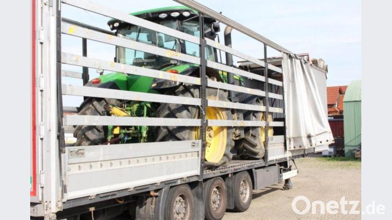 Diesen gestohlenen Traktor fand die Grenzpolizei unter der Plane eines Lkw-Anhängers, der auf der A 6 Richtung Grenze unterwegs gewesen war. Bild: Grenzpolizeiinspektion Waidhaus