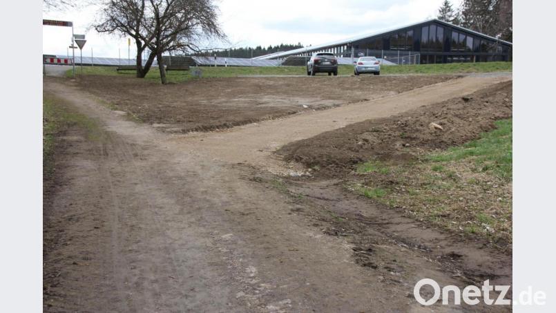 Der Parkplatz bei Lind (im Hintergrund) wird eine direkte Anbindung an den bayerisch-böhmischen Freundschaftsweg erhalten. Der künftige Verlauf (rechts) ist bereits erkennbar. Bild: Mardanow