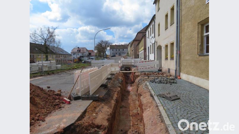 Einen Baustopp wollte ein Anlieger wegen eines seiner Meinung nach nicht fachgerechten Ausführung eines Grabens in der Nähe seines nicht unterkellerten Hauses vor Gericht erzwingen. Das Gericht gab ihm Recht, allerdings durfte die Stadt die geplanten Leitungen verlegen und den Graben wieder fachgerecht verschließen. Bild: ow