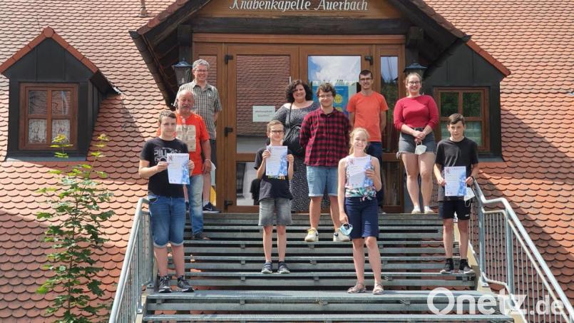 Nach der Prüfung im Vereinsheim der Knabenkapelle (von links): Leon Hetz (Trompete), Elmar Hamerla (Vorsitzender), Ludwig Riedhammer (Ausbilder), Maximilian Escher (Trompete), Catherine Winter (Ausbilderin), Sebastian Winter (Fachprüfer), Hannah Sporrer (Klarinette), Jürgen Müller (Juniorprüfer), Kira Lorenz (Fachprüferin) und Noah Bager (Tuba). Bild: Jürgen Müller/exb