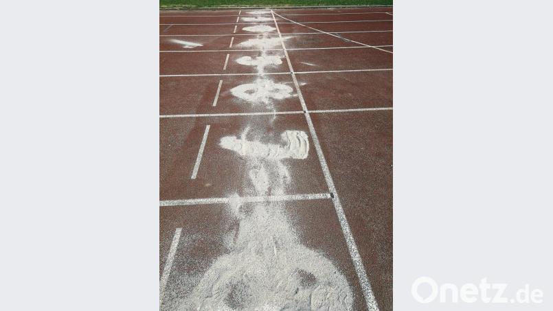 Oft kämpfen die Leichtathletiksportler der DJK Weiden auf dem Realschulsportplatz mit Hindernissen in Form von Spaziergängern und Kinderwägen auf der Laufbahn, der Sand aus der Weitsprunggrube wird auf den Startplatz der Sprintbahnen verteilt und zugleich als Kinderspielplatz für Kleinkinder benutzt. Bild: R. Kreuzer