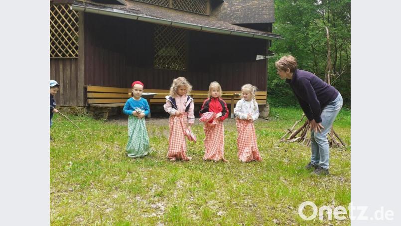 Kinderpflegerin Gabriele Kreuzer feuert die Kinder zum Sackhüpfen an. Bild: dob