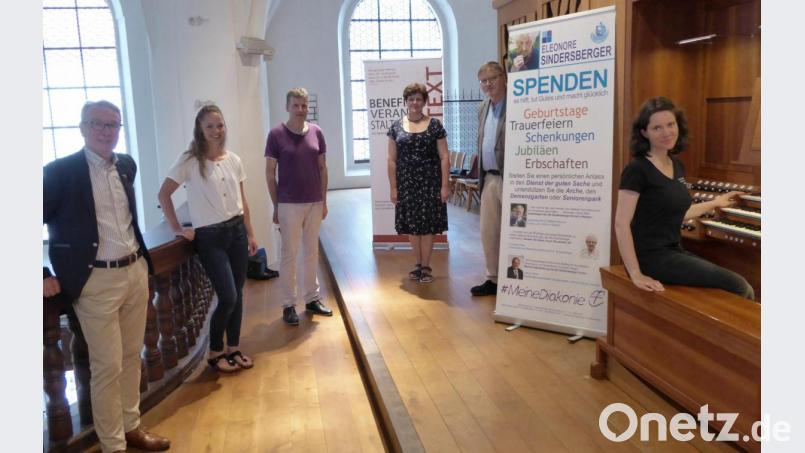Über die Fortsetzung der Reihe &quot;Musik und Text&quot; informieren in der Michaelskirche (von links) Schirmherr Reinhold Wildenauer, Musikerin Marina vom Gesangsduo &quot;Marina und Magdalena&quot;, Initiator Wolfgang Göldner, Gerlinde Koch und Wolfgang Reuther vom Sindersberger Altenheim sowie Dekanatskantorin Anna-Magdalena Bukreev (von links). Bild: fsb
