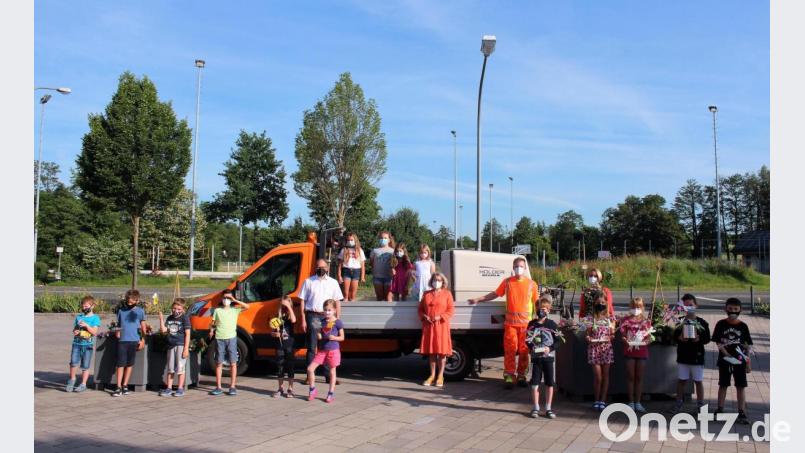 Markante Hinweis-Schilder haben Kemnather Grundschüler gebastelt. Darüber freuten sich (von links) Bürgermeister Roman Schäffler, Eva Gibhardt von der Öko-Modellregion, Stadtgärtner Florian Frank sowie Schulleiterin Christine Wiesend. Bild: stg