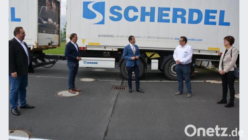 CSU-Bundestagsabgeordneter Albert Rupprecht (Mitte) informierte sich im Scherdel-Logistik-Zentrum Waldershof über das weltweit agierende Unternehmen. Mit dabei waren (von links) Zweiter Bürgermeister Mario Rabenbauer, Logistik-Standortleiter Ralf Gerboth, geschäftsführender Gesellschafter Marcus Bach und Stadträtin Christine Weidmann. Bild: jr