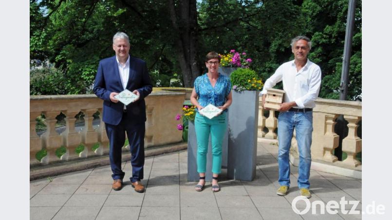 V.li.: Landrat Richard Reisinger, Kreisfachberaterin für Gartenkultur und Landespflege Michaela Basler und Klimaschutzkoordinator des Landkreises Amberg-Sulzbach Joachim Scheid freuen sich auf viele Bewerbungen für die Grüne Hausnummer und den Naturgarten. Bild: Christine Hollederer/exb
